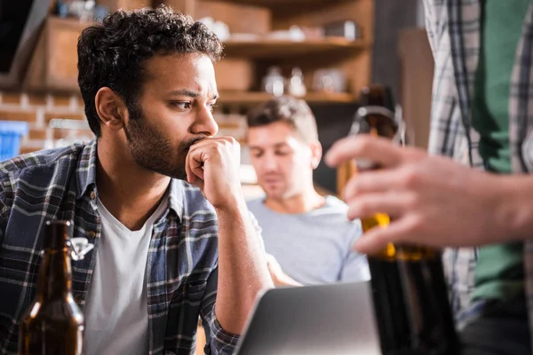 Friends drinking beer — Stock Photo