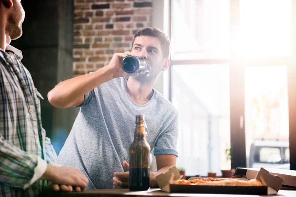 Friends drinking beer — Stock Photo