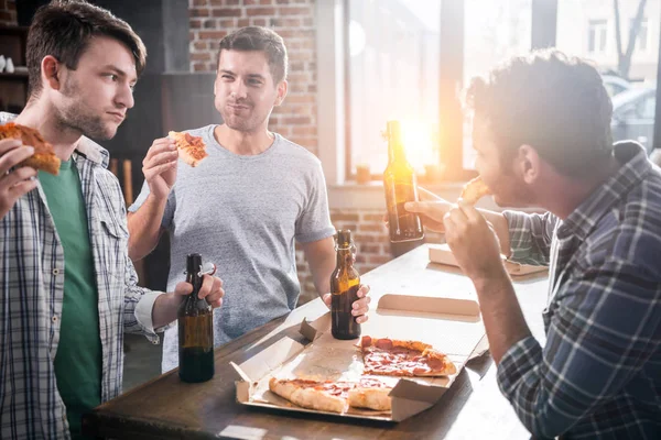 Amigos bebiendo cerveza - foto de stock