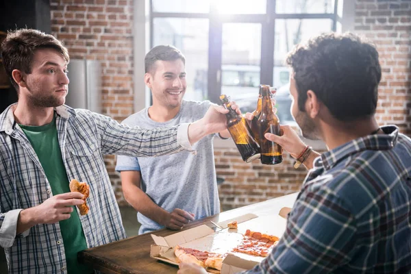 Amigos bebiendo cerveza - foto de stock