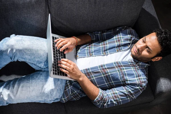 Homme utilisant un ordinateur portable — Photo de stock