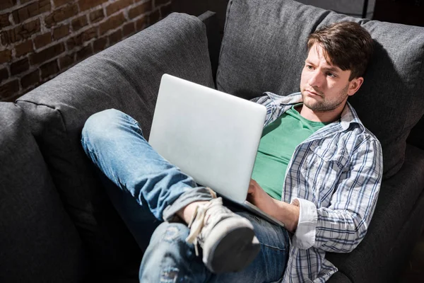 Hombre usando ordenador portátil - foto de stock