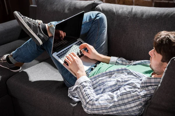 Homme utilisant un ordinateur portable — Photo de stock