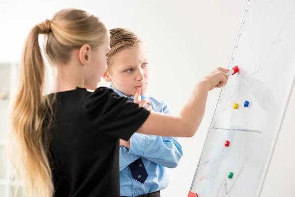 Enfants en vêtements formels — Photo de stock