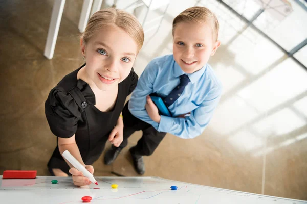 Enfants en vêtements formels — Photo de stock