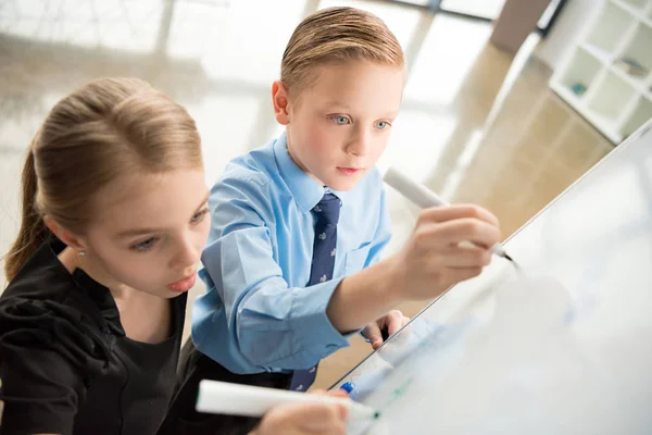 Enfants en vêtements formels — Photo de stock