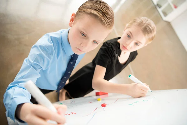 Niños con ropa formal - foto de stock