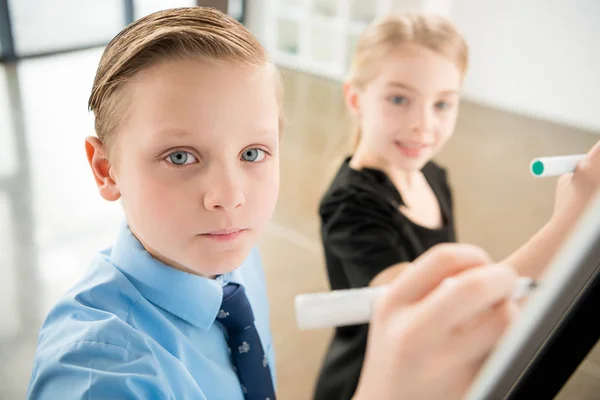 Enfants en vêtements formels — Photo de stock