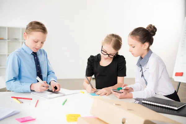 Kinder arbeiten im Büro — Stockfoto