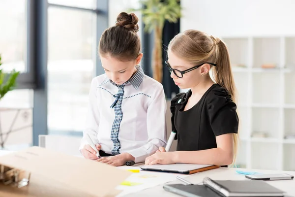 Enfants travaillant au bureau — Photo de stock