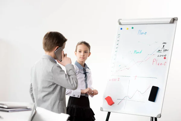 Kinder arbeiten im Büro — Stockfoto