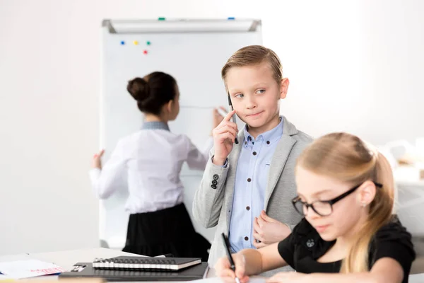 Bambini che lavorano in ufficio — Foto stock