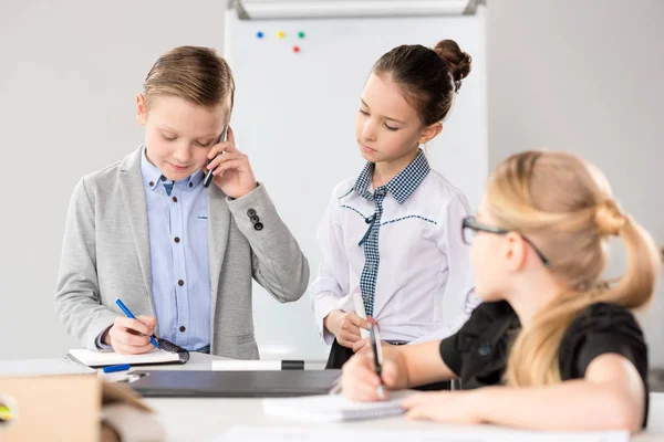 Enfants travaillant au bureau — Photo de stock