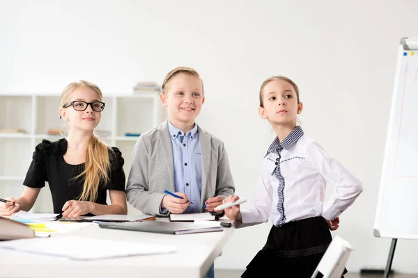 Bambini che lavorano in ufficio — Foto stock