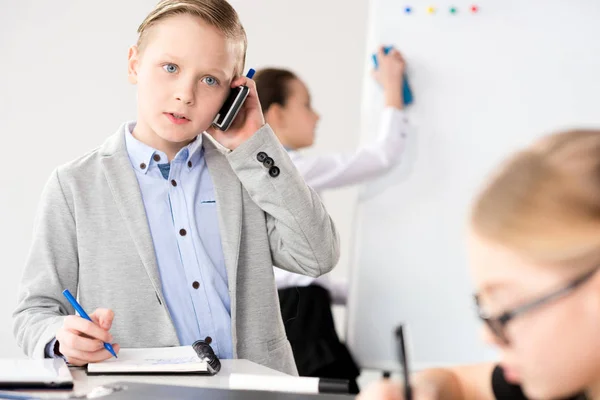 Bambini che lavorano in ufficio — Foto stock