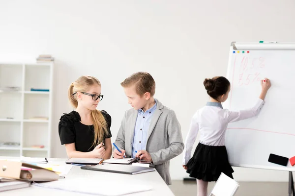 Kinder arbeiten im Büro — Stockfoto