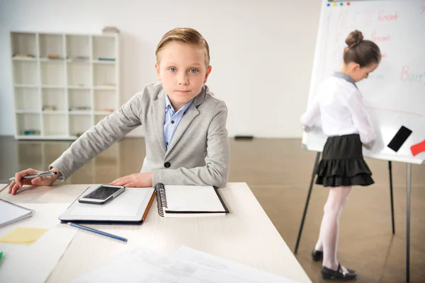 Bambini che lavorano in ufficio — Foto stock