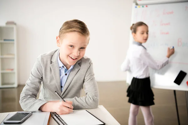 Enfants travaillant au bureau — Photo de stock