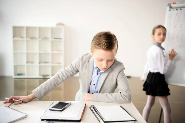 Bambini che lavorano in ufficio — Foto stock