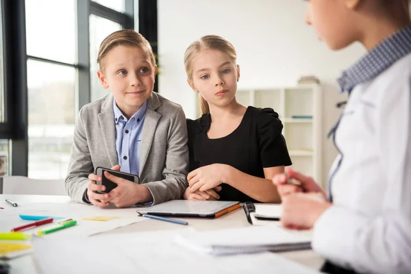 Enfants travaillant au bureau — Photo de stock