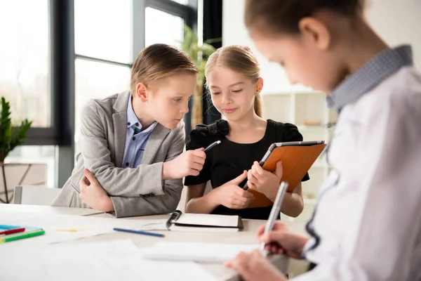 Enfants travaillant au bureau — Photo de stock