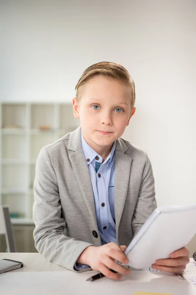 Porträt eines Jungen in formeller Kleidung — Stockfoto