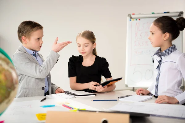 Enfants travaillant au bureau — Photo de stock