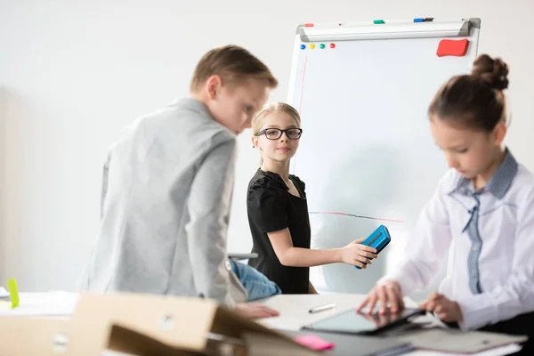 Enfants travaillant au bureau — Photo de stock