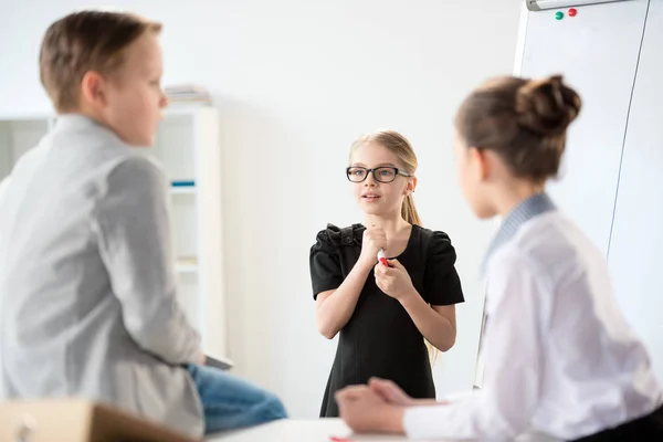 Bambini che lavorano in ufficio — Foto stock