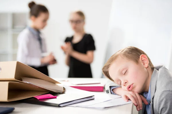 Kleiner Junge träumt auf Tisch — Stockfoto