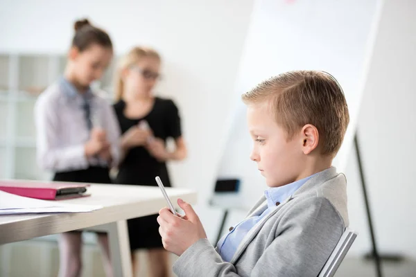 Kleiner Junge in formeller Kleidung — Stockfoto