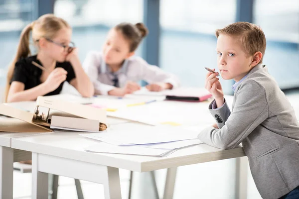 Enfants travaillant au bureau — Photo de stock