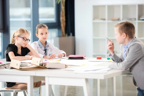 Enfants travaillant au bureau — Photo de stock