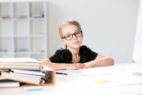 Petite fille assise à table — Photo de stock