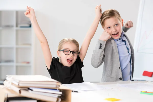 Enfants travaillant au bureau — Photo de stock