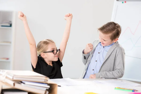 Kinder arbeiten im Büro — Stockfoto