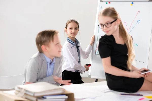 Enfants travaillant au bureau — Photo de stock