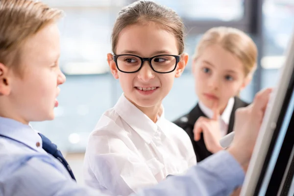 Bambini che lavorano in ufficio — Foto stock