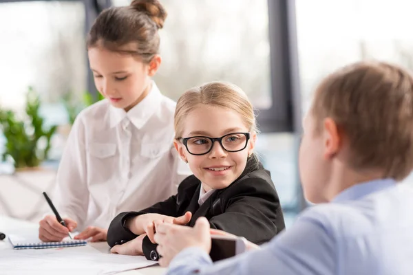 Enfants travaillant au bureau — Photo de stock