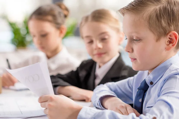 Kleiner Junge liest Vertrag — Stockfoto