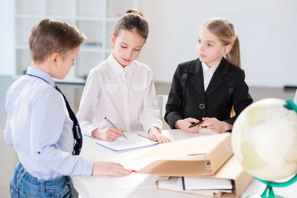 Enfants travaillant au bureau — Photo de stock