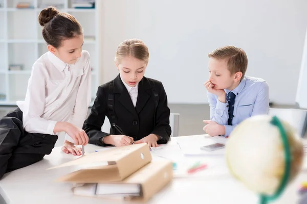 Enfants travaillant au bureau — Photo de stock