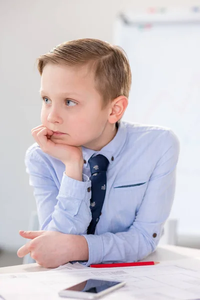 Мальчик в формальной одежде — стоковое фото