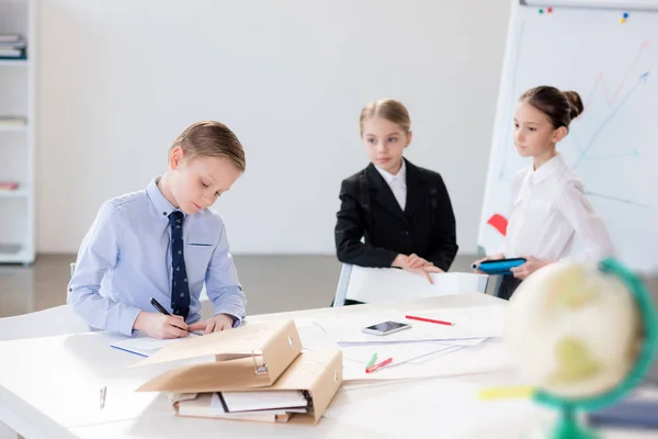 Enfants travaillant au bureau — Photo de stock