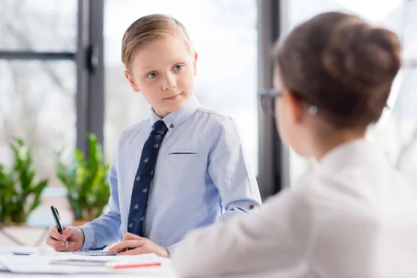 Enfants travaillant au bureau — Photo de stock