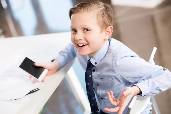 Lächelnder Junge in formeller Kleidung — Stockfoto