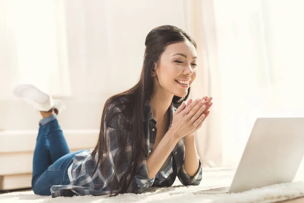 Femme couchée sur le tapis et applaudissant les mains — Photo de stock