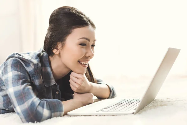 Frau blickt auf Laptop-Monitor — Stockfoto