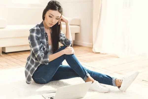 Mujer teniendo conversación de vídeo en el ordenador portátil - foto de stock