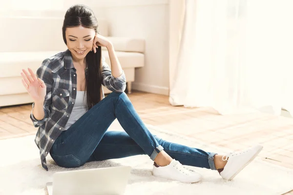 Femme ayant une conversation vidéo sur ordinateur portable — Photo de stock